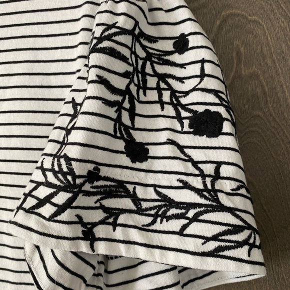 Black and white cropped floral sleeve shirt - Picture 3 of 6